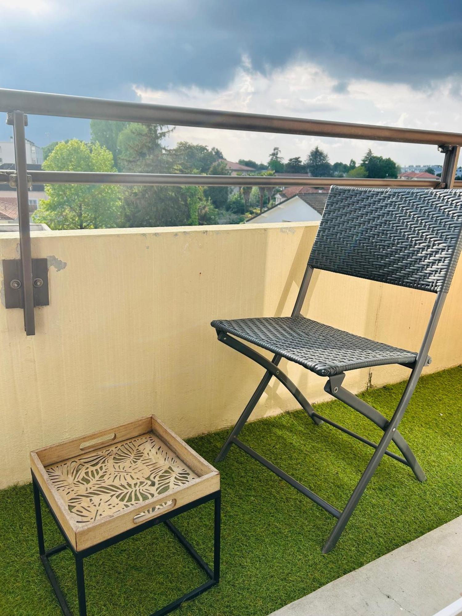 Agreable Studio Chantilly Avec Balcon Et Parking Securise 波城 外观 照片